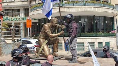 Памятник демонстрантам против Нетаниягу снесли в Иерусалиме