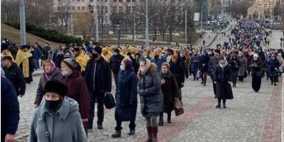 РПЦ устроила массовый крестный ход в Харькове в разгар пандемии: собрались три тысячи человек