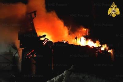 В ночном пожаре в Рославле огонь перекинулся с бани на сарай, гараж и дом