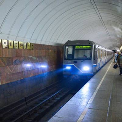 На серой ветке московского метро мужчина погиб, упав под поезд