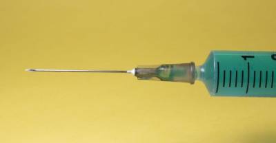 "Не вызывают бесплодия и не заразят": Учёные опровергли популярные мифы о вакцинах от коронавируса