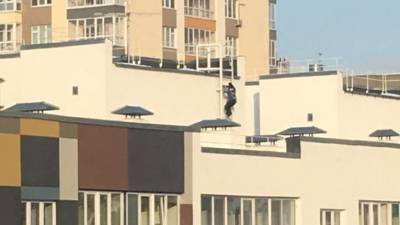 Маленькие дети залезли на крышу десятиэтажки в Тюмени