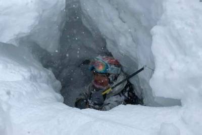 В Сочи из-под снега достали напуганную лыжницу