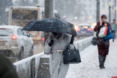 27 единиц техники убирают снег в Пскове