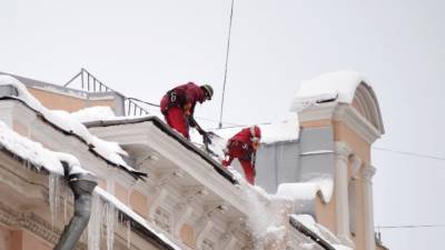 Рабочий сорвался с крыши здания НГУ во время чистки снега