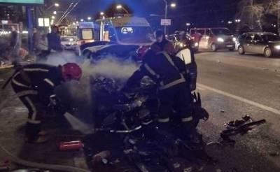 В Киеве девушка на BMW на скорости влетела в авто: трое пострадавших
