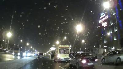 В Сеть выложили видео с открывшим стрельбу на дороге в Москве водителем скорой помощи