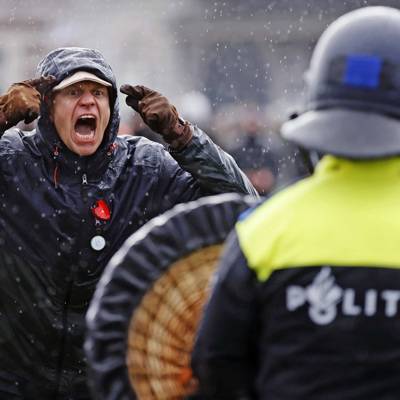 В Амстердаме полиция вновь применила водометы на акции протеста