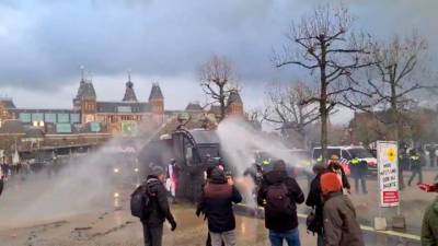 Амстердамских протестующих снова разогнали водометами