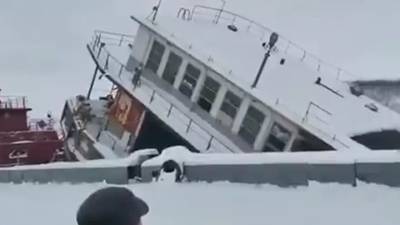 ЧП. Судно затонуло у причала в Видяево. Видео