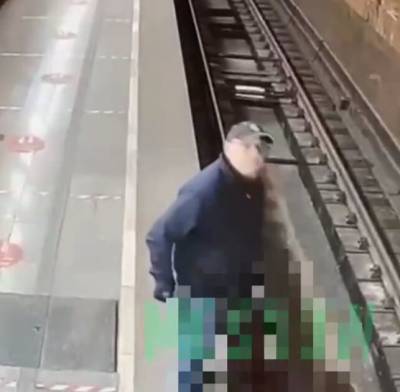 В Москве пассажир упал на рельсы в метро