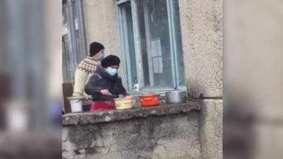Процесс кормежки больных коронавирусом украинцев через окно попал на видео