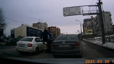 На видео попал ожесточенный дорожный конфликт в Петербурге