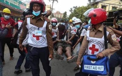 В Мьянме врачи и медсестры устроили митинг против государственного переворота и мира