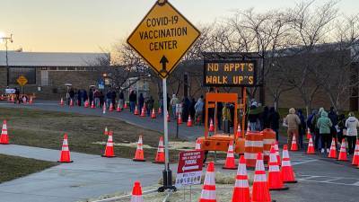 СМИ рассказали о парадоксальном результате быстрого внедрения вакцин в США