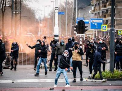 В Амстердаме на демонстрации против карантина задержаны десятки человек