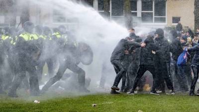Полиция Нидерландов вновь разгоняла протестующих водомётами - news-front.info - Голландия - Амстердам