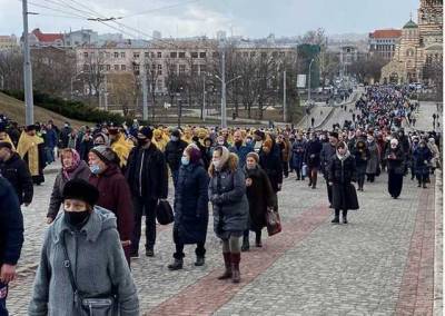 В Харькове тысячи верующих УПЦ МП вышли на крестный ход, несмотря на карантин