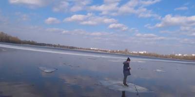 В Киеве на Десенке спиннингом вытянули из речки ребенка, которого отнесло от берега на льдине - видео - ТЕЛЕГРАФ