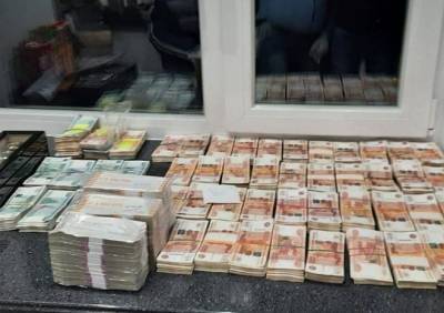 В сети появились фотографии денег и вещей, изъятых у губернатора Пензенской области
