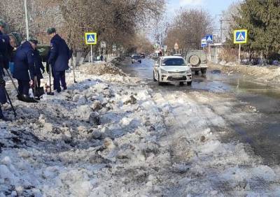 В Рязани десантники закидали снегом проезжую часть на улице Военных Автомобилистов
