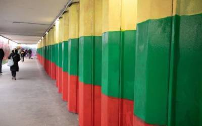 «Цветная революция» в переходе. В Вильнюсе власти борются с неуместными граффити, закрашивая их в цвета национального флага