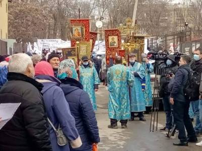 Без масок и дистанции: в Запорожье УПЦ МП организовала крестный ход – видео