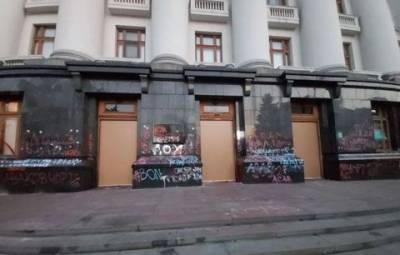 Вход в Офис президента Зеленского замуровали фанерой (ФОТО)