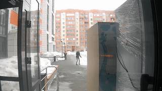 В Новосибирске упавший с крыши металлический лист едва не убил мужчину с ребёнком — видео