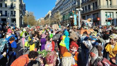 Во Франции во время нового локдауна устроили несанкционированный карнавал