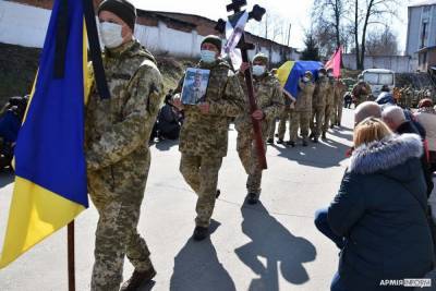 Успел угостить собратьев борщом: в Хмельницком простились с погибшим на Донбассе героем