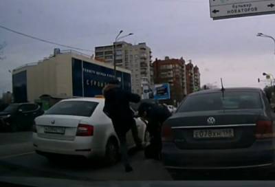 Рассвирепевший водитель устроил драку на дороге в Петербурге