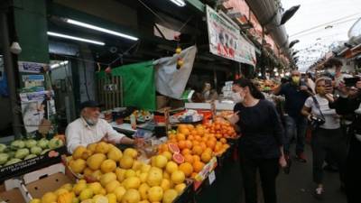 Видео: главу партии Авода встретили матом и плевками на рынке в Тель-Авиве