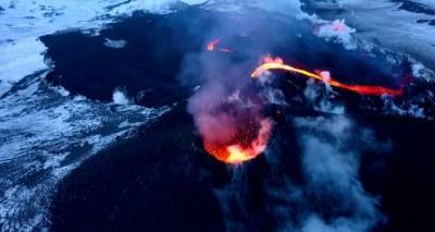 Извержение вулкана на Камчатке: захватывающие кадры опубликовали в сети