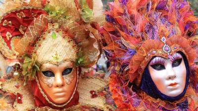 Тысячи человек вышли на несанкционированный карнавал в Марселе