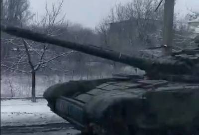 Появилось видео колонны танков, которые проехали через Горловку