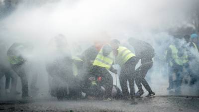 Нелегальный карнавал в Марселе разогнали газом