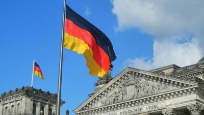 Власти Германии могут продлить карантин еще на месяц из-за COVID-19