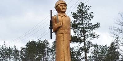Похожий на Путина памятник солдату нашли в селе Дидковичи Житомирской области - ТЕЛЕГРАФ