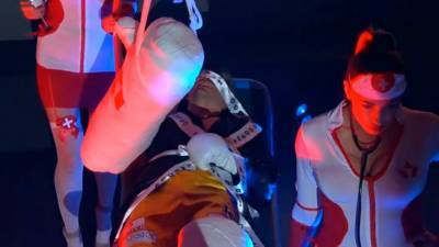 Беринчика вынесли на бой против Санчеса в гипсе: видео эффектного появления боксера