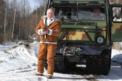 Чтобы вернуться: Путин бросил монетку в озеро в сибирской тайге