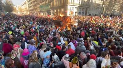 Тысячи участников и яркие костюмы: полиция разогнала карнавал в Марселе – видео