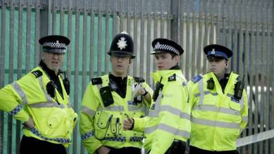В Великобритании на акции протеста двое полицейских получили переломы