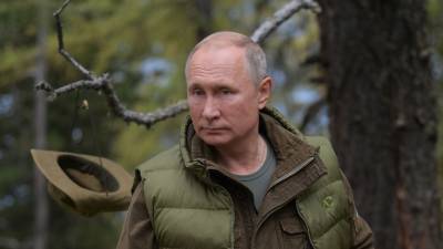 Путин бросил монетку во время поездки в сибирскую тайгу