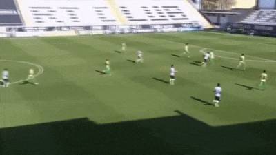 Португальский вратарь забил гол ударом через всё поле — видео