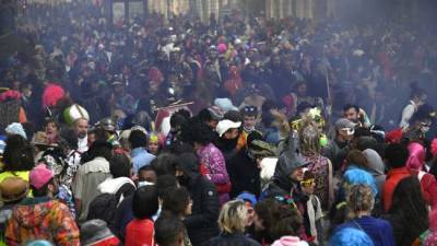Французская полиция разогнала нелегальный карнавал слезоточивым газом