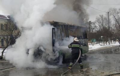 Под Киевом взорвалась и загорелась маршрутка