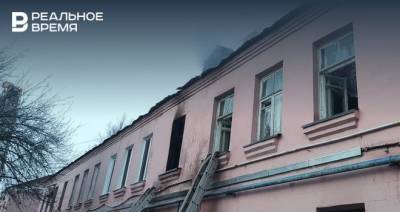 Ночью в Казани пожарные эвакуировали из горящего дома 12 человек