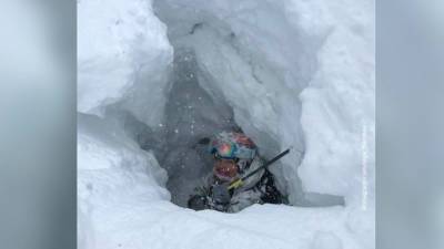 В Сочи сноубордистка провалилась под снег и чудом осталась жива