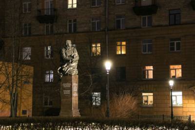 Всемирный день поэзии в Петербурге отметили подсветкой памятников Мусе Джалилю и Маяковскому